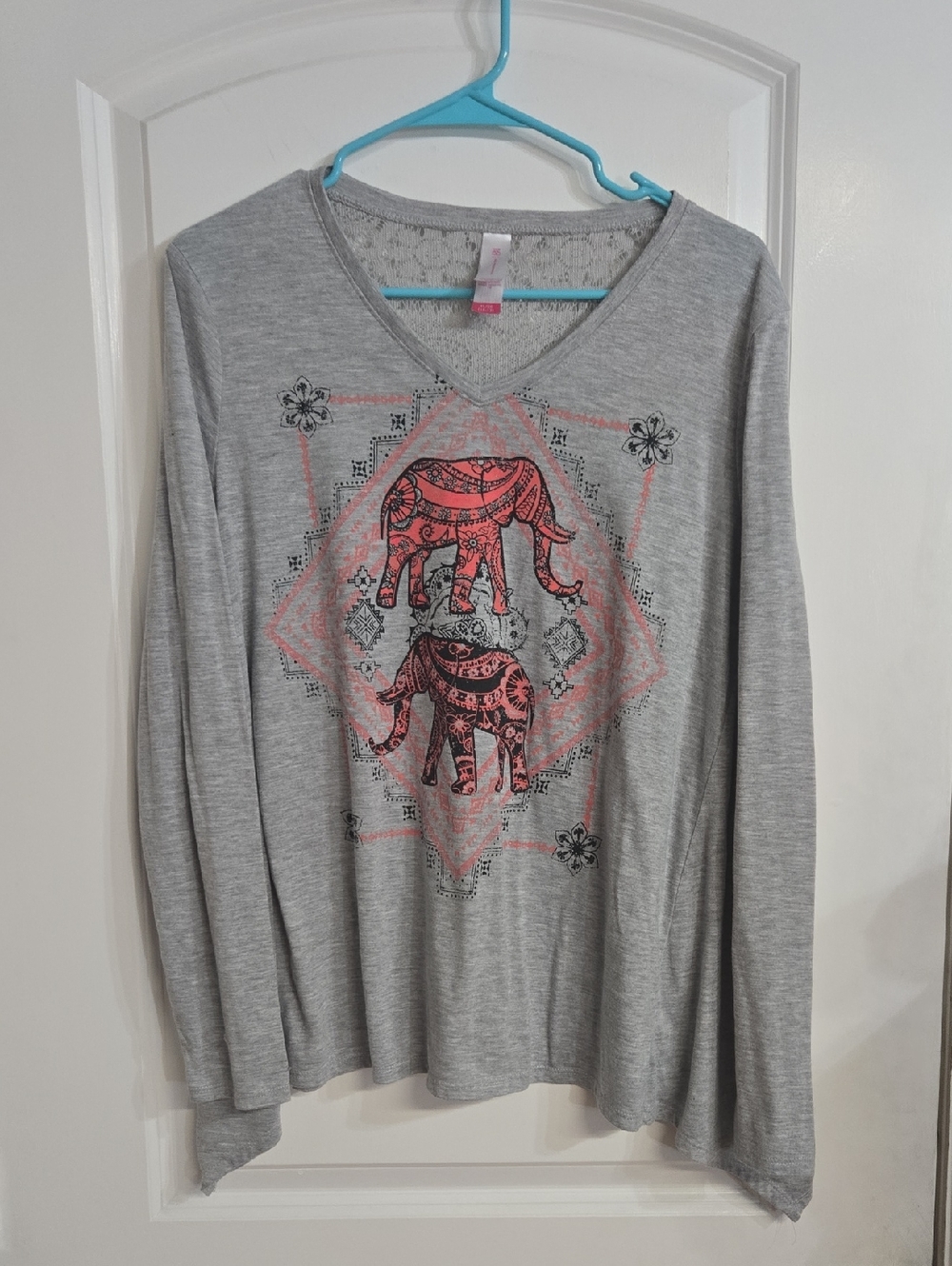 Gray V-Neck Long Sleeve Tee with Coral Elephant Graphic No BoundariesXL (15/17)